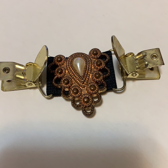 Vintage CLIP FOR SWEATER OR DRESS BACKSIDE SIZE ADJUSTER - Picture 2 of 8